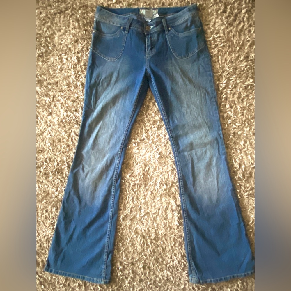 "RARE" YMI LOW-RISE STRETCH FLARE CRYSTAL RHINESTONE BACK POCKET JEANS SIZE 9